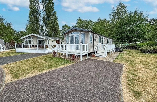 Beautiful 8 berth caravan with decking at Haven Hopton Beach ref 80011B