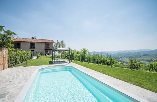 Beautiful apartment in villa for 5 people with A/C, pool, WIFI, TV, patio and panoramic view