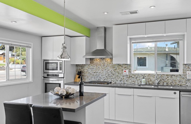 Beautiful and Cozy Home by Fashion Valley