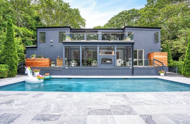 Beautiful and Modern East Hampton Home, Heated Pool, Perfect for Families