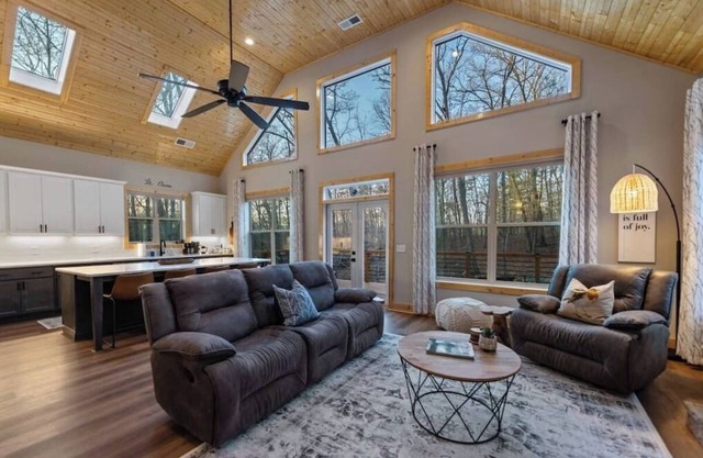 Beautiful and Peaceful Modern Chalet in River Resort w Hot Tub