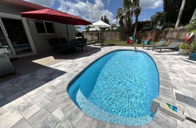 BEAUTIFUL AND SPACIOUS BACKYARD-HEATED POOL-HOT TUB/BBQ/CORNHOLE/NEAR BEACH/MALL