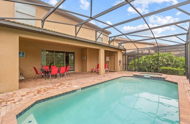 Beautiful and spacious 8BDR Villa w/private pool & resort access!