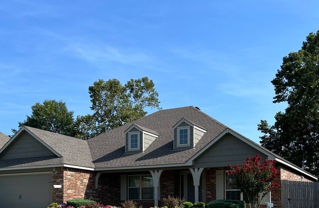 Beautiful and spacious 3 bedroom, 2 bathroom home w/perfect central location!