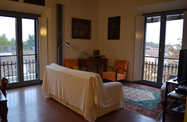 Beautiful and spacious apartment, with garage, in an ancient building in the city center.