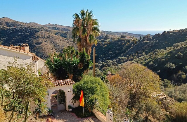 Beautiful Andalusian farm with sea and mountain view. Only 30 min from Malaga