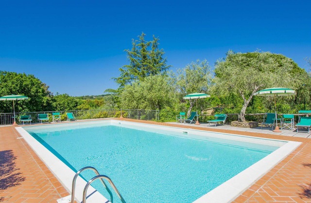 Beautiful apartment for 6 people with WIFI, pool, TV, patio, pets allowed and parking