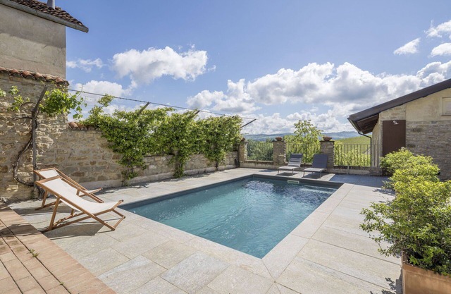 Beautiful apartment for 4 people with WIFI, pool and TV, close to Alba