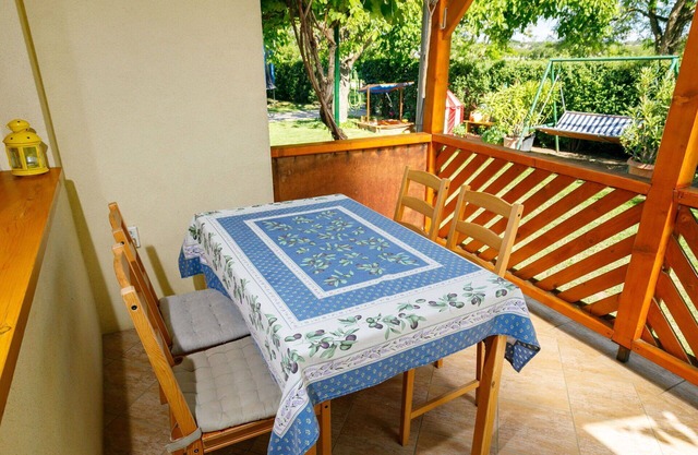 Beautiful apartment for 6 guests with WIFI, TV, patio and parking
