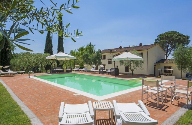 Beautiful apartment in villa for 14 guests with private pool, WIFI, TV, balcony and pets allowed