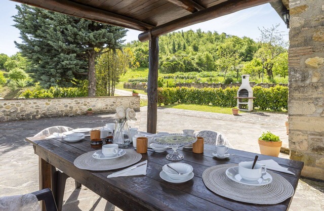 Beautiful apartment in villa for 4 people with pool, WIFI and panoramic view
