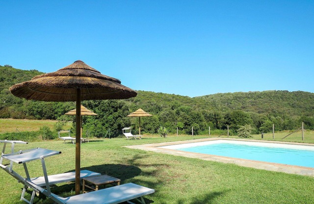 Beautiful apartment in villa for 2 guests with pool, WIFI, TV and patio