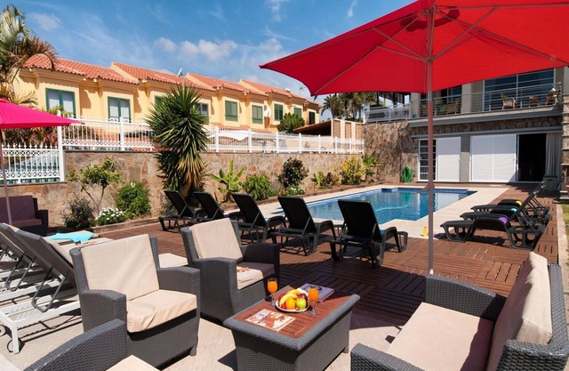 Beautiful apartment in villa for 10 people with WIFI, private pool, TV and patio