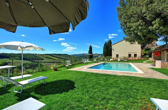 Beautiful apartment for 10 guests with WIFI, pool, A/C and panoramic view, close to San Gimignano