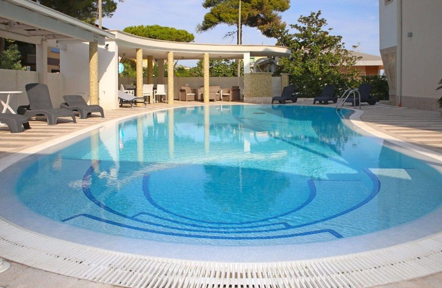 Beautiful apartment for 8 people with WIFI, pool, A/C, TV, balcony and pets allowed