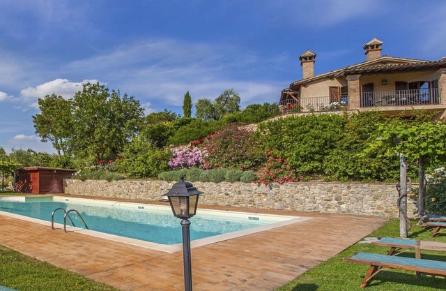 Beautiful apartment for 4 guests with WIFI, pool, TV, patio and pets allowed