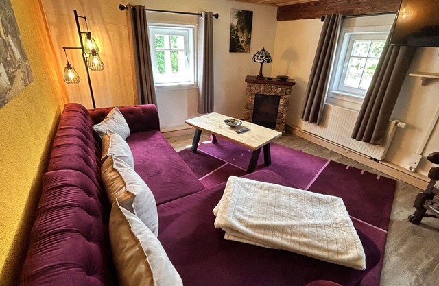 Beautiful apartment for 12 people with WIFI, hot tub, TV, patio, pets allowed and parking