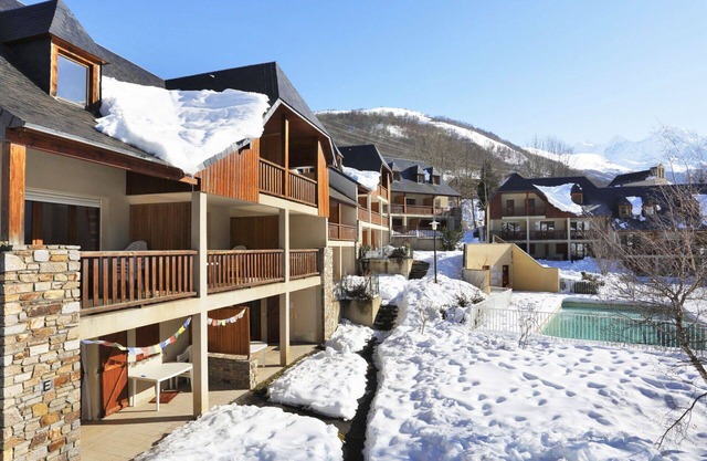 Beautiful apartment for 4 people with WIFI, pool, TV, terrace, pets allowed and parking