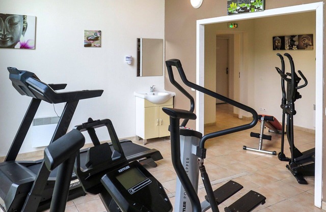 Beautiful apartment in villa for 8 guests with WIFI, pool, TV, terrace and pets allowed