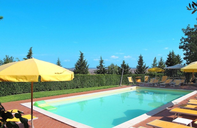 Beautiful apartment in villa for 4 guests with pool, WIFI, TV and patio