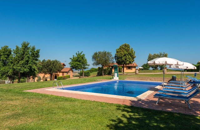 Beautiful apartment in villa for 4 guests with pool, WIFI, A/C, TV, terrace and pets allowed