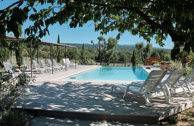 Beautiful apartment in villa for 4 guests with pool, WIFI, patio and pets allowed