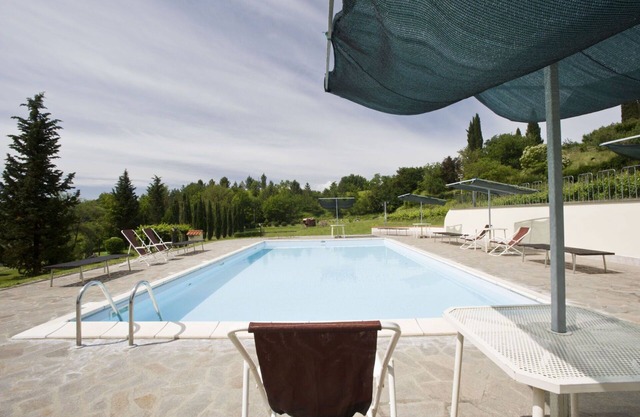 Beautiful apartment in villa for 4 people with WIFI, pool, patio and pets allowed