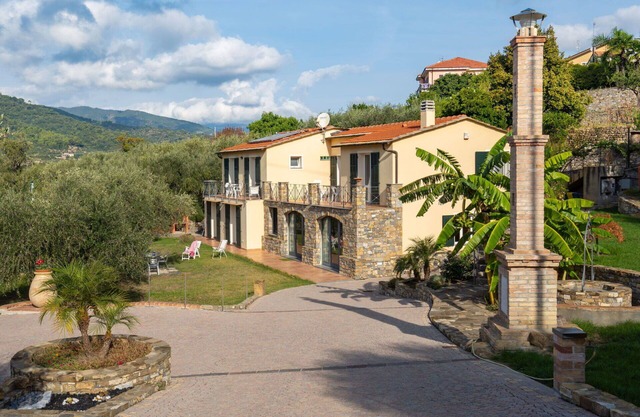 Beautiful apartment in villa for 4 guests with WIFI, TV, patio, pets allowed and panoramic view