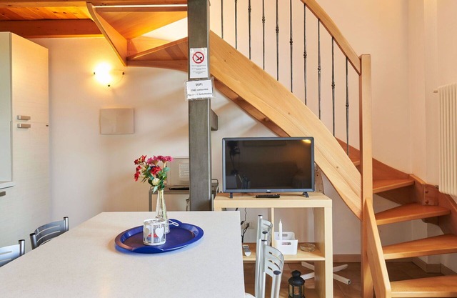 Beautiful apartment in villa for 4 guests with WIFI, A/C, TV, patio, pets allowed and parking
