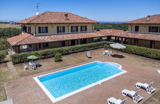 Beautiful apartment for 12 people with WIFI, pool, TV, balcony and pets allowed