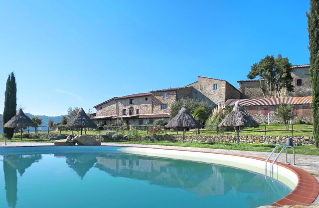 Beautiful apartment in villa for 4 guests with pool, patio, pets allowed and panoramic view