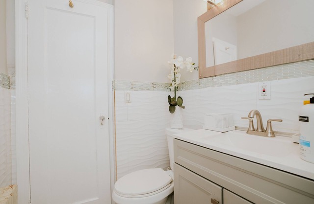 Beautiful apartment seconds away from LGA airport