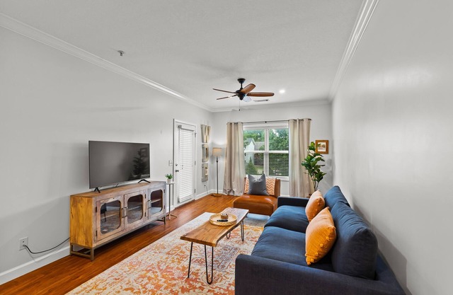 Beautiful Apartment Steps from Downtown Auburn - Pool!