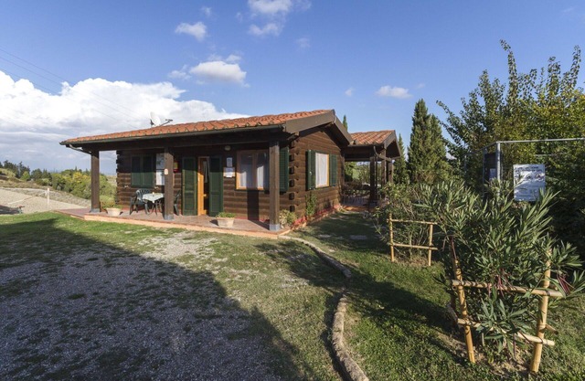 Beautiful apartment with WIFI, pool, A/C, TV, terrace and panoramic view, close to San Gimignano