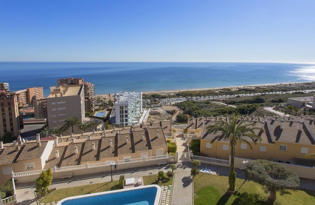 Beautiful apartment with sea views located on the Arenales del Sol beach