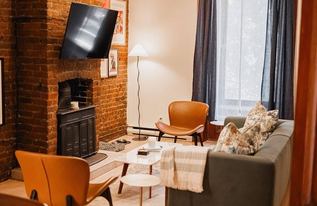 Beautiful Artistic 3BR Apt in Golden Square Mile