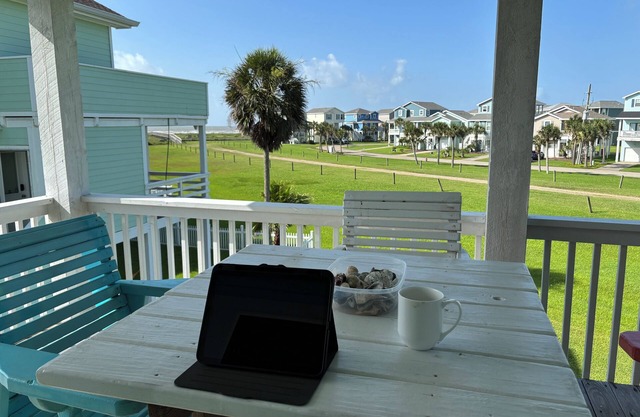 Beautiful beach and bay views! 2 min walk to the ramp walkover! Kid amenities!