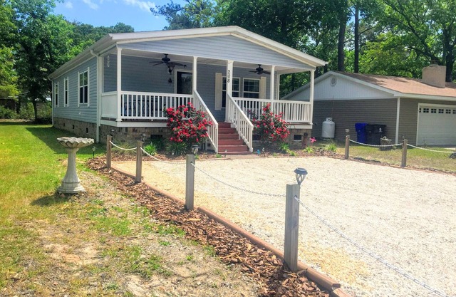 Beautiful Beach Getaway! Walk to Beach! Sleeps 6.