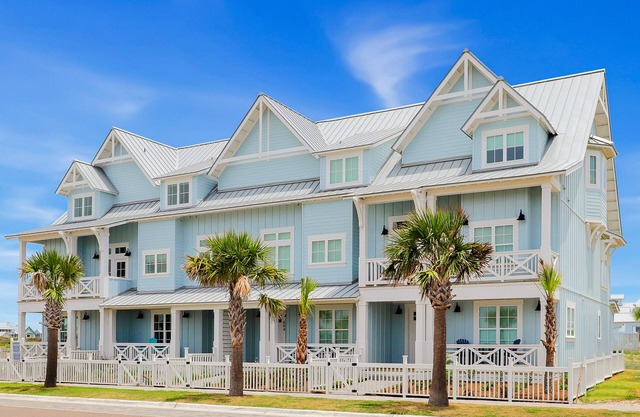 Beautiful Beach House w/ game room, pack n play, access to pool, golf, & beach