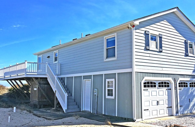 Beautiful Beachfront Retreat on Broadkill Beach. Perfect for couples & families.