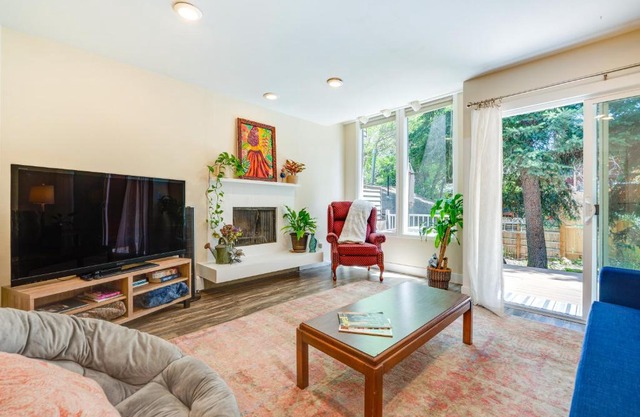 Beautiful Boulder Townhome Walk to CU and Pearl St!