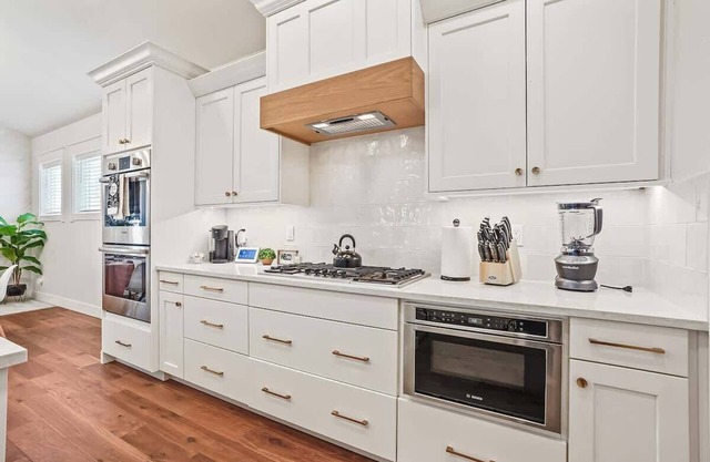 Beautiful Brick Bungalow Private 4 Bedroom Home