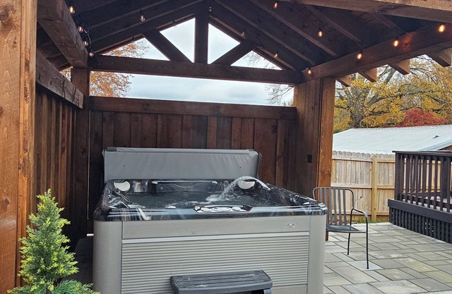 Beautiful Bristol Bungalow w/Firepit- 5 mins to downtown & 6 mins to Casino