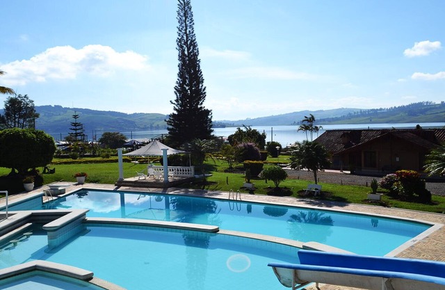 Beautiful Cabin Facing Calima Lake