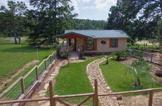 BEAUTIFUL CABIN IN NATIONAL FOREST WITH SCREENED IN PORCH AND POND WITH FOUNTAIN
