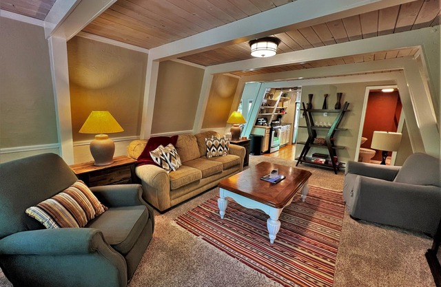 Beautiful Cabin in the Woods, 3 Miles to Ski, Private Hot Tub, Pet Friendly