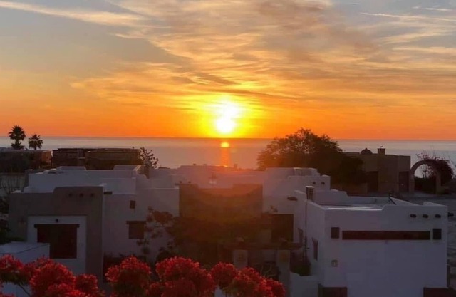 Beautiful casa in gated community w/ 2 pools, jacuzzi, oceanviews, walk to beach