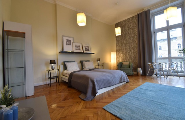 Beautiful central 9 bedroom/4 bathroom