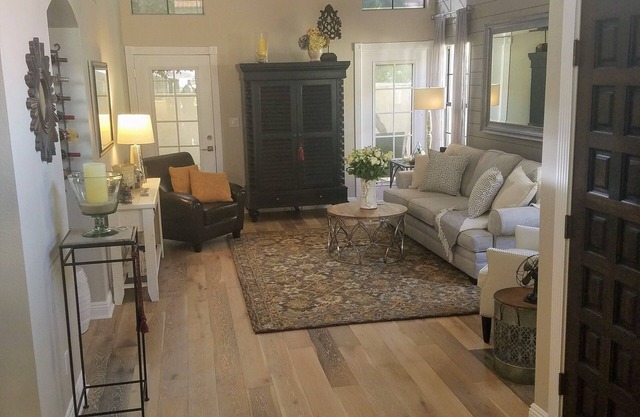 Beautiful Centrally located Tempe Townhome with Hotel Amenities!