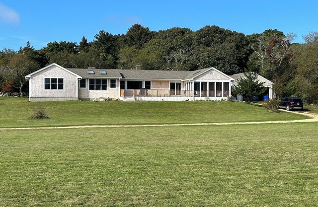 Beautiful Chilmark beach house. Great screen porch. Fun house. Pet friendly.
